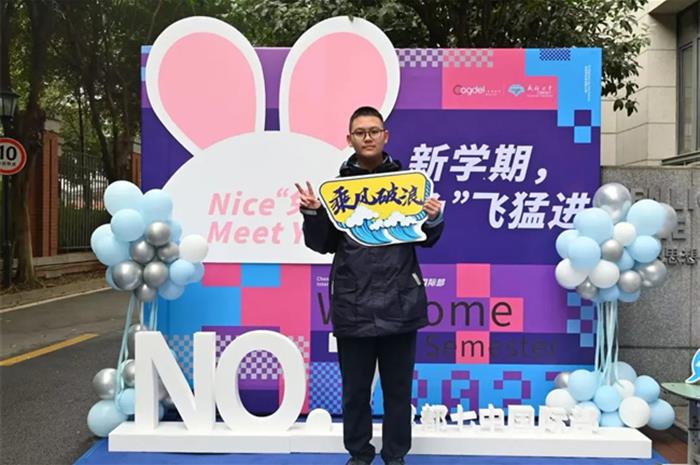 他在国际部三年，靠“点亮一盏灯泡”进了港大