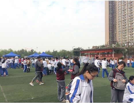 学生节来啦！国高“摊位”前集体艺术创作