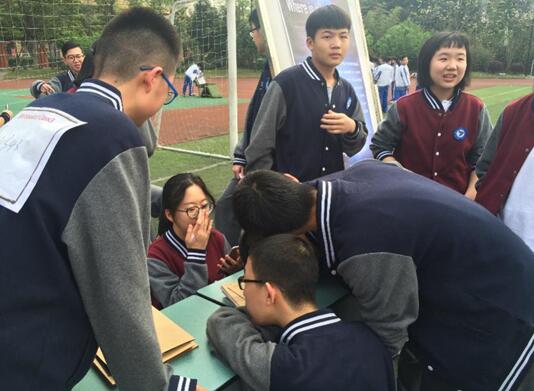 学生节来啦！国高“摊位”前集体艺术创作