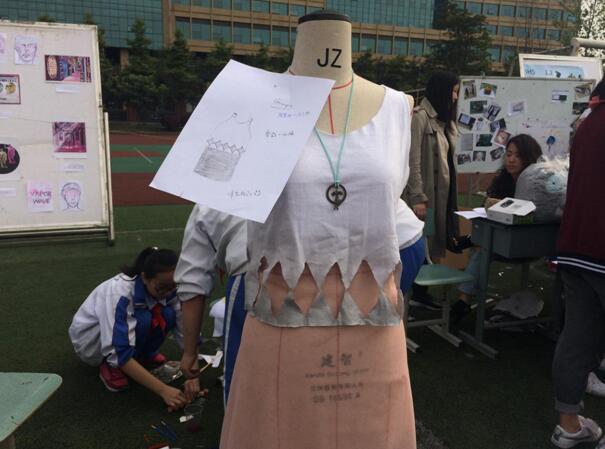 学生节来啦！国高“摊位”前集体艺术创作