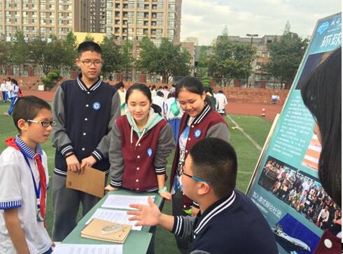 学生节来啦！国高“摊位”前集体艺术创作