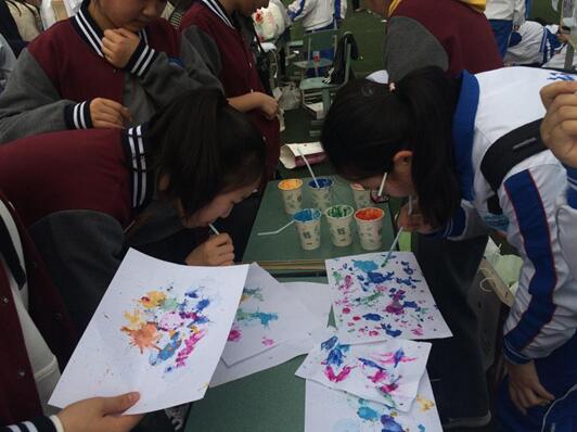 学生节来啦！国高“摊位”前集体艺术创作