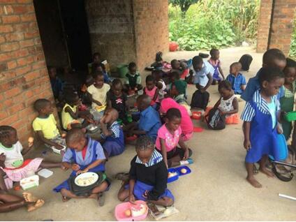 给非洲儿童的节日礼物——津巴布韦“爱心午餐1250行动”