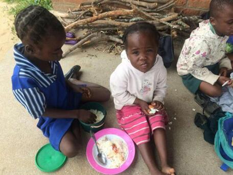 给非洲儿童的节日礼物——津巴布韦“爱心午餐1250行动”