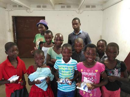 给非洲儿童的节日礼物——津巴布韦“爱心午餐1250行动”