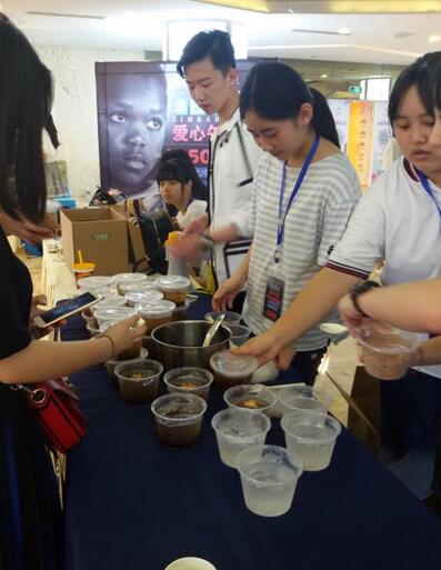 电视台报道，市民纷纷点赞，我校学子用行动证明“爱心无国界”——津巴布韦1250义卖活动纪实