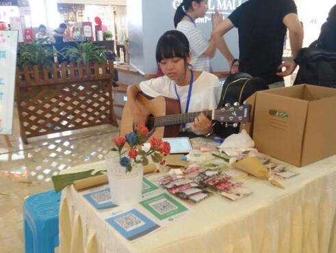 电视台报道，市民纷纷点赞，我校学子用行动证明“爱心无国界”——津巴布韦1250义卖活动纪实