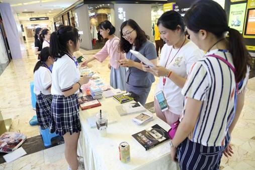 电视台报道，市民纷纷点赞，我校学子用行动证明“爱心无国界”——津巴布韦1250义卖活动纪实