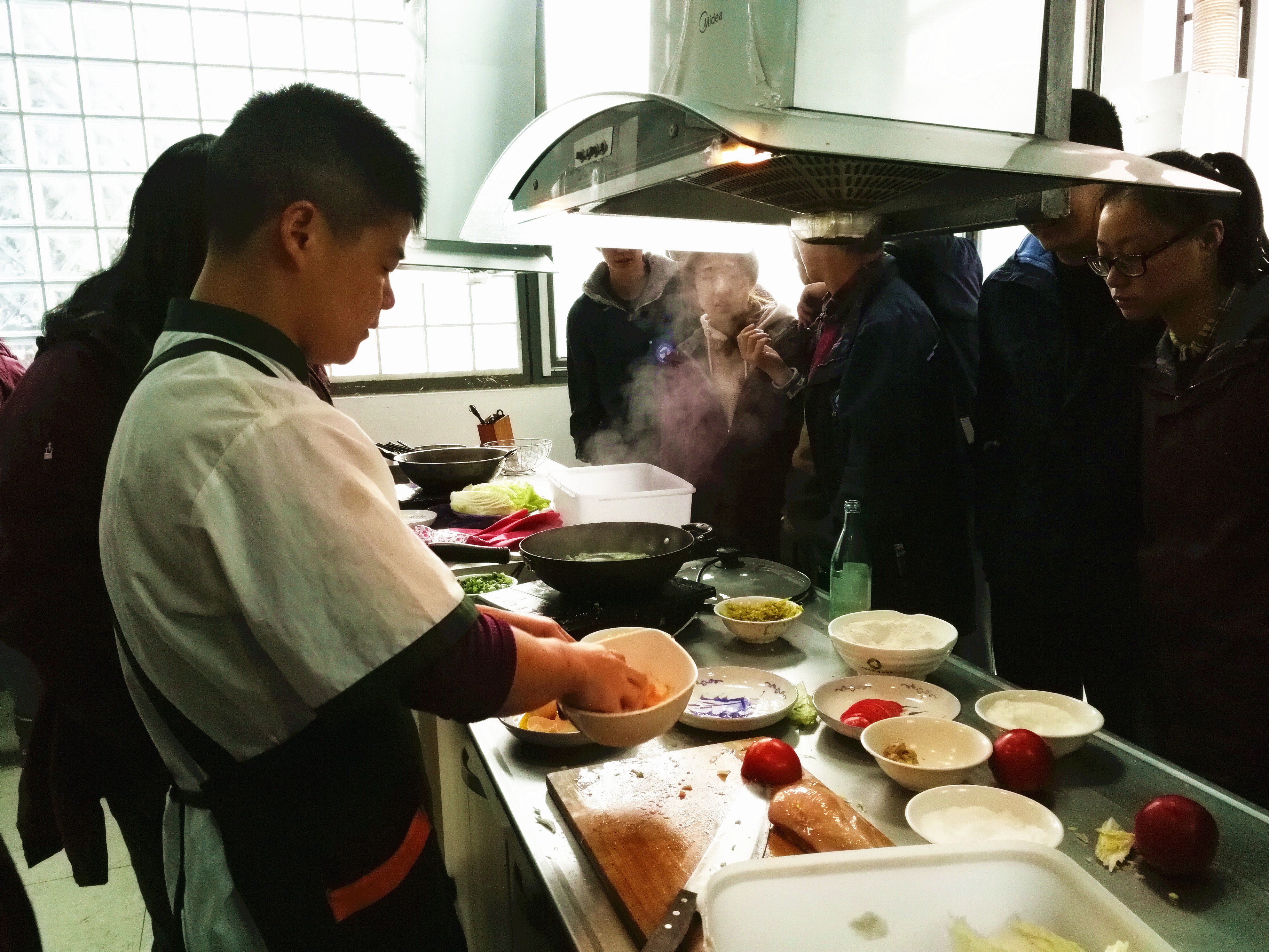 在国际部烹饪是门必修课！然而孩子们要学的远不止烧菜做饭