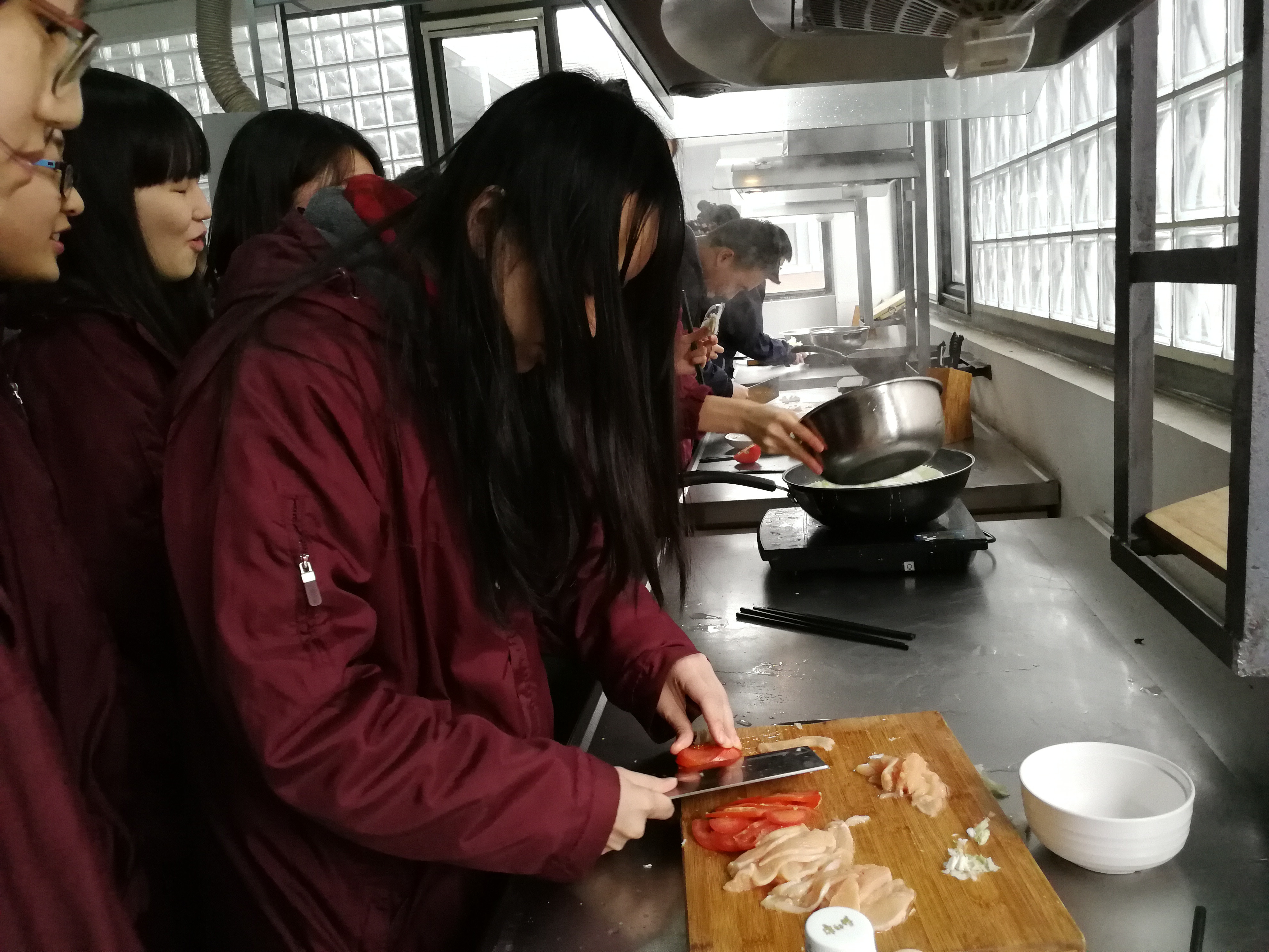 在国际部烹饪是门必修课！然而孩子们要学的远不止烧菜做饭