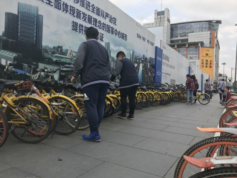 【城市美化者】培养见车就扶的优良传统——路边整理共享单车活动回顾