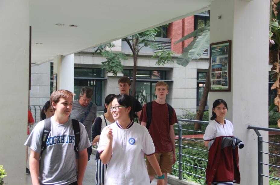 美国洛克赫斯特男校来访我校，体验国高校园生活，感受书法与川剧美丽