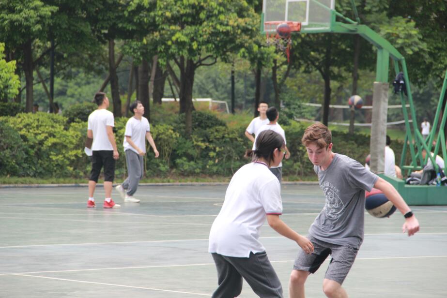 美国洛克赫斯特男校来访我校，体验国高校园生活，感受书法与川剧美丽