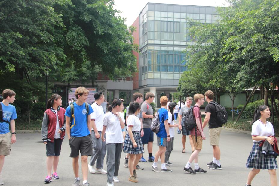 美国洛克赫斯特男校来访我校，体验国高校园生活，感受书法与川剧美丽