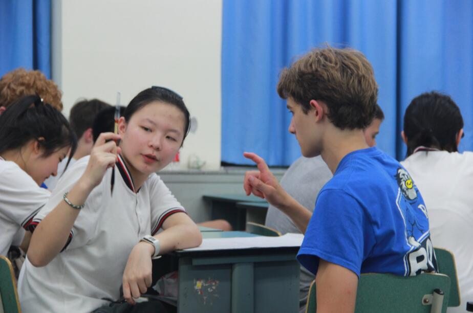 美国洛克赫斯特男校来访我校，体验国高校园生活，感受书法与川剧美丽