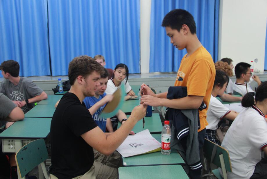 美国洛克赫斯特男校来访我校，体验国高校园生活，感受书法与川剧美丽
