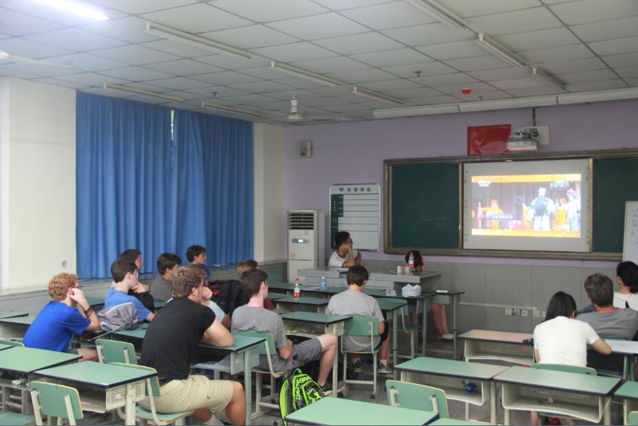 美国洛克赫斯特男校来访我校，体验国高校园生活，感受书法与川剧美丽